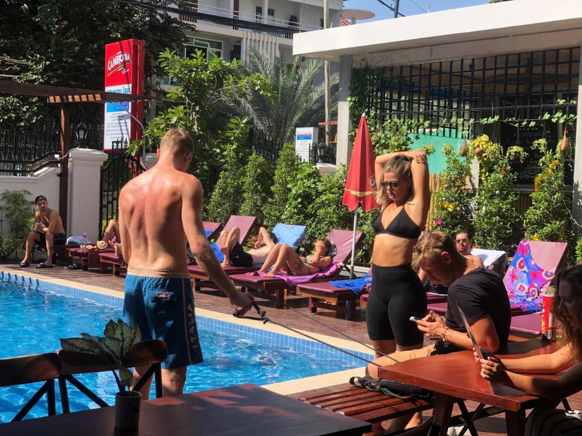 พูลไซด์ วิลลา Hotel พนมเปญ ภายนอก รูปภาพ